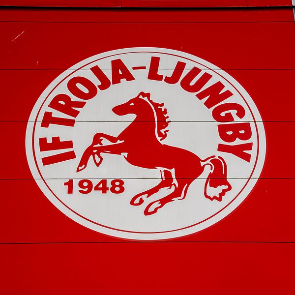 IF Troja-Ljungby-logotyp på röd bakgrund. Logotypen visar en stegrande häst.