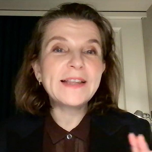Anamaria Dutceac Segersten talar framför kameran.