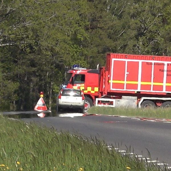 Tre personer måste föras till sjukhus efter en olycka på väg 147 på Gotland.