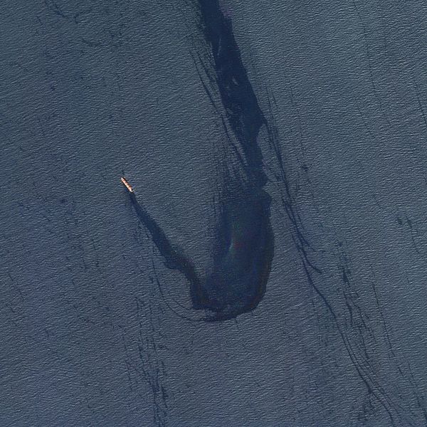 Satellitbilden visar hur lastfartyget Rubymar läcker olja i Röda havet.