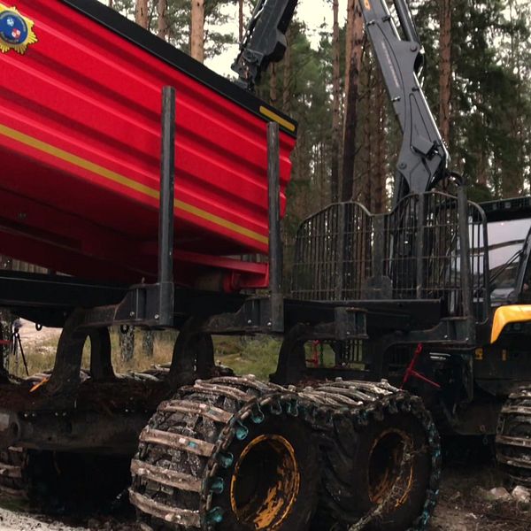 En skogsmaskin med räddningstjänstens vattentank på.