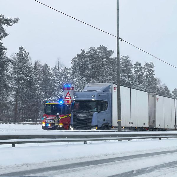 Räddningstjänstbil och, långtradare och bilar i kö på E18 i Karlstad