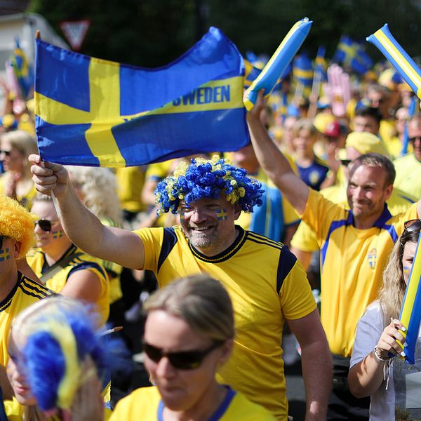 Svenska fans i gula och blåa landslagströjor.