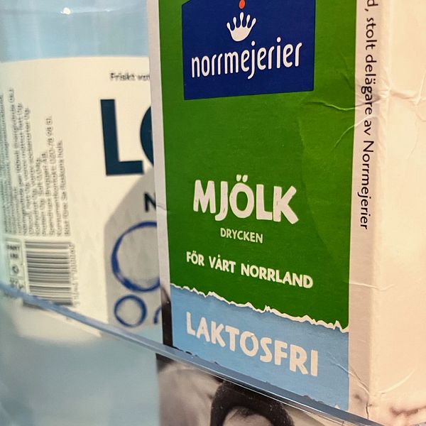 Närbild på mjölkförpackning från Norrmejerier.