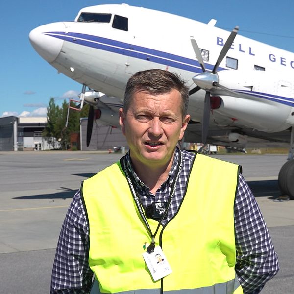 Man framför DC3