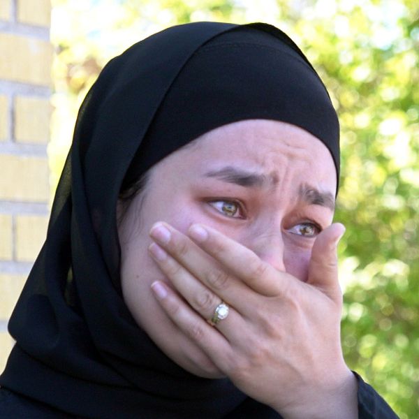 Masoome utomhus vid tegelvägg, klädd i svart hijab, berättar om skolskjutningen.