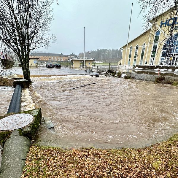 Vatten har översvämmat en idrottshall