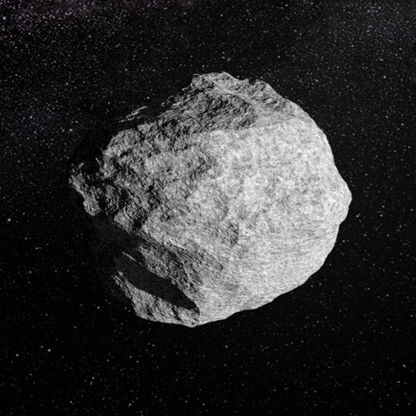 En asteroid svävar i rymden mot en bakgrund av stjärnor.