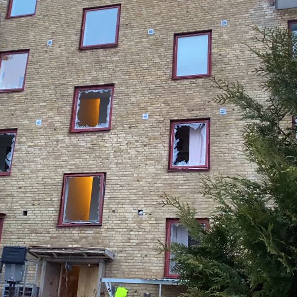 Fasad på hus som fått fönster krossade av explosionen.
