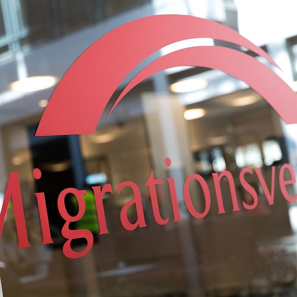 Migrationsverkets logga på en glasdörr