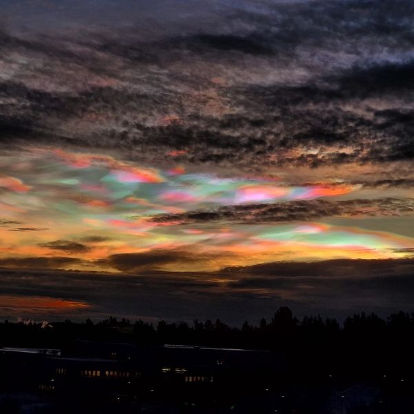 Pärlemormoln i Sundsvall januari 2025. Vackra färger i regnbågens färger över Sundsvalls sjukhus.