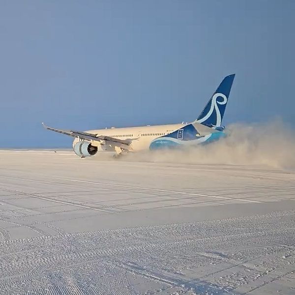 För första gången någonsin har en Boeing 787 landat i Antarktis och därmed blivit det största passagerarplanet någonsin att göra just det.  – Det här är väldigt stort, större än vad jag trodde faktiskt sett till intresset som det här har fått, säger Sven Lidström, operationsansvarig vid Troll Station.