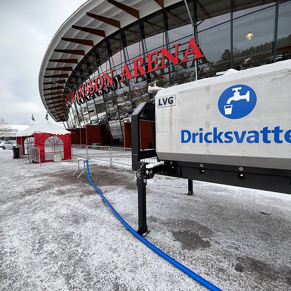 En stor tank med dricksvatten står intill Göransson Arena i Sandviken.