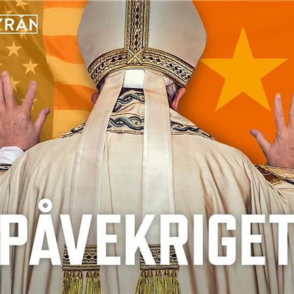 Delad bild. Till vänster USA:s flagga, till höger Kinas. I mitten en påve med ryggen mot kameran.