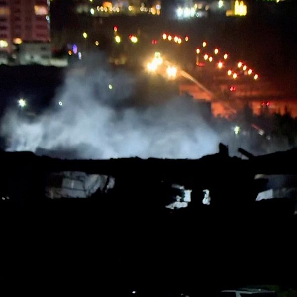Skärmklipp från Rudaw tv visar hur rök stiger från en byggnad.