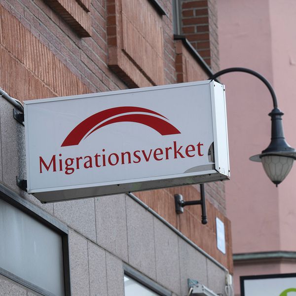 Migrationsverketskylt på en fasad.