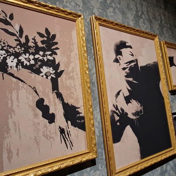 Tavlor som föreställer ett känt verk av konstnären Banksy
