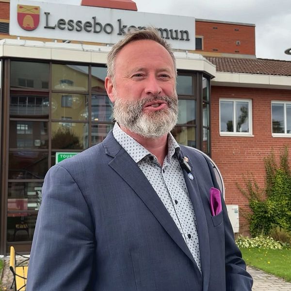 Marcus Dackling framför Lessebo kommunhus efter valbesvikelsen