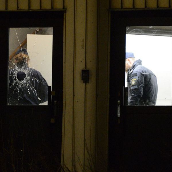 Polisen undesöker port i Sundsvall där ruta krossats efter skottlossning.