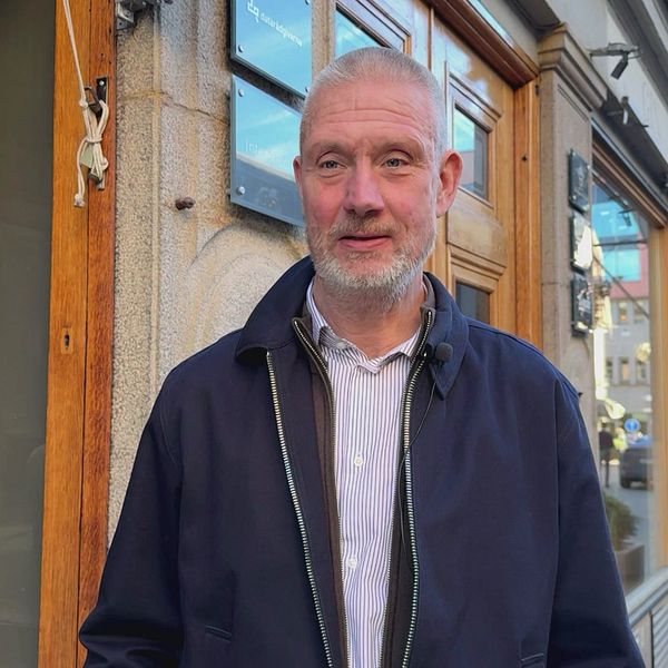 Åklagare Robert Eriksson utanför en byggnad, ansiktet är pixlat.