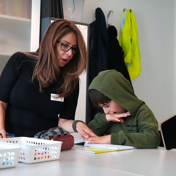 Shahla Edalatian lär ut persiska till en elev.