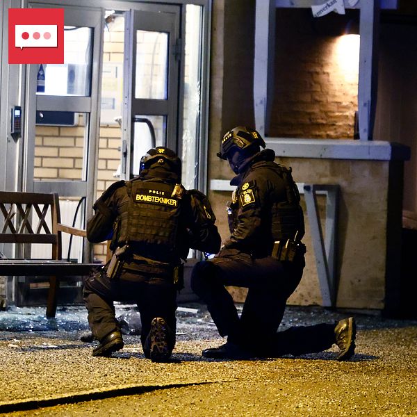 Polisens bombtekniker undersöker en sprängd port.