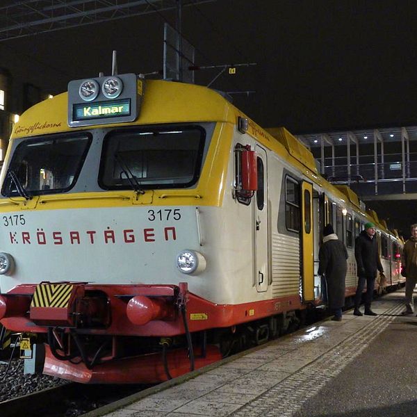 Ett tåg med texten Krösatåg står inne på Växjö Station