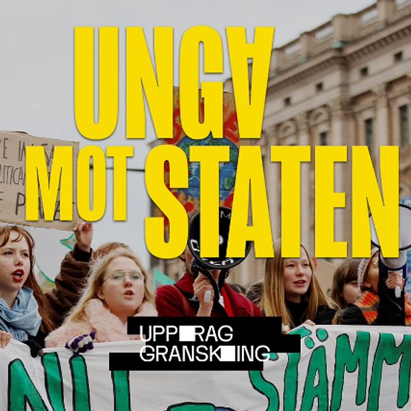 Demonstration med ungdomar som håller skyltar. Texten ”Unga mot staten” syns tydligt över bilden.