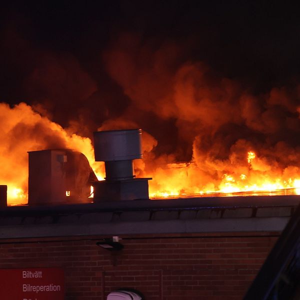 En kraftig brand bröt ut i en lagerlokal i Märsta under natten till torsdag
