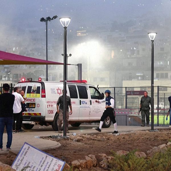 Ambulans på plats vid platsen för bombnedslag.