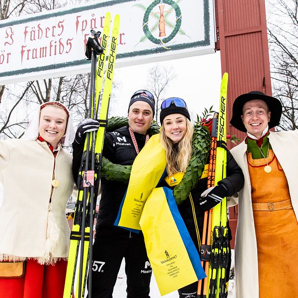 Segrarna i Vasaloppet 2024, Torleif Syrstad och Emilie Fleten, tillsammans med  kranskullan Elsa Hermansson och kransmasen Gustav Johnsson poserar vid målgången i Mora.