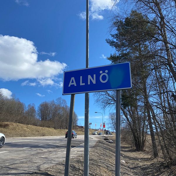 En trafikskylt på Alnön utanför Sundsvall där någon klottrat över n:et så det står Alnö istället