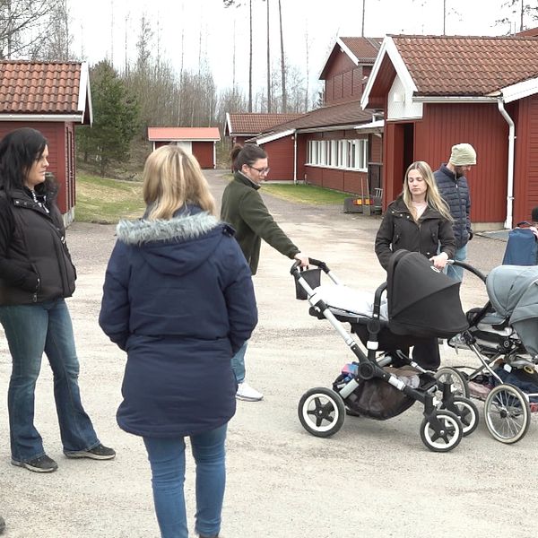 Flera familjer har samlats framför Klättenskolan i Stöpafors, sunne kommun