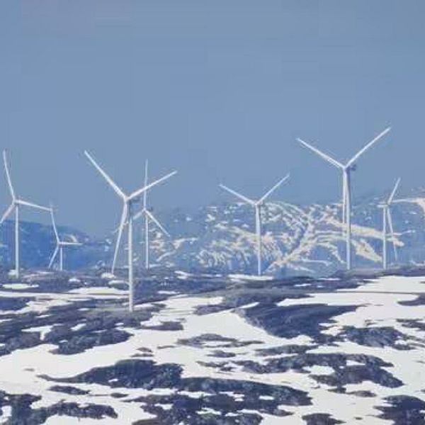 Vindkraftverk i Øyfjellet med snötäckt fjällandskap i Vefsn kommun