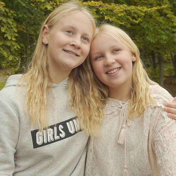 dyslexi, två tjejer, skolgård