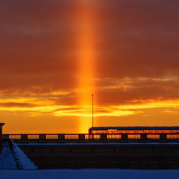 Ljuspelare som lyser upp himlen i Stockholm