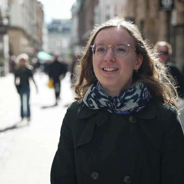Ruotsinsuomalaisten opinnäytetyökilpailun voittaja Linnéa Backvall. Tutkielma aiheesta nuorten osallistuminen kielenelvytystyöhön.