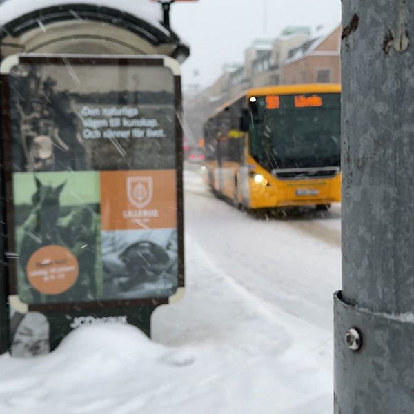 bilden visar en Värmlandstrafiks-buss i snöovädret i Karlstad.