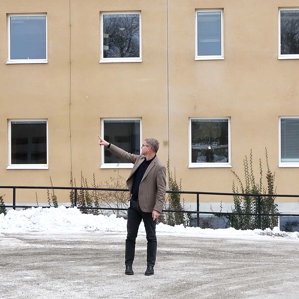 Patrik Hjelm, fastighetschef på region Kronoberg, pekar mot hus 1A vid ljungby lasarett som ska rivas