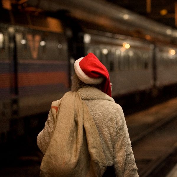 Jultomte på perrong vid tåg