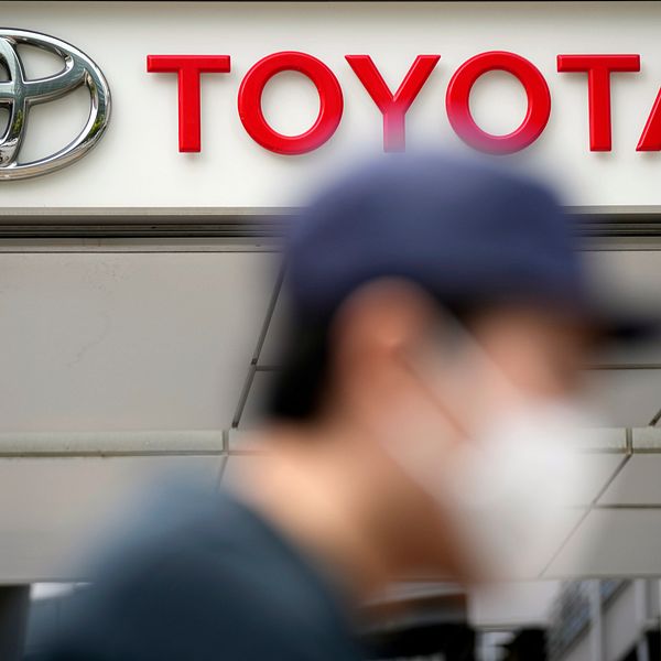 Toyota-logotyp och varumärke på företagets byggnad.
