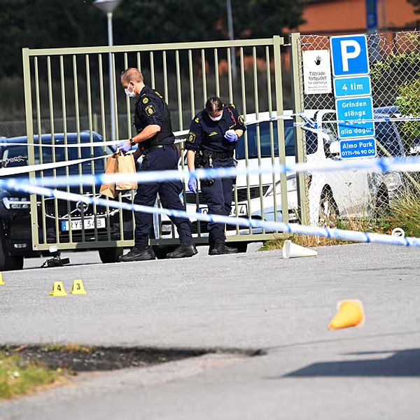 Poliser söker spår utanför moskén i Örebro efter misstänkt mordbeställare.
