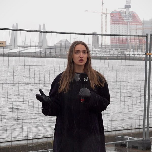 Reporter vid hamnen i Göteborg, Lilla Bommen syns i bakgrunden.