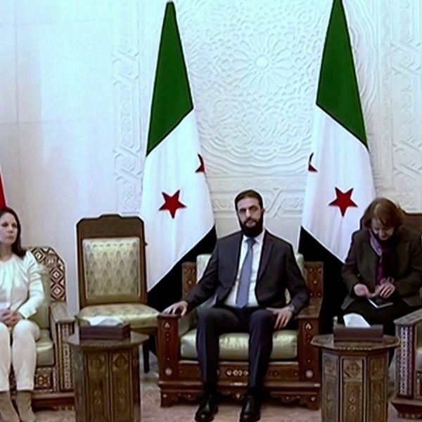 Möte mellan Tysklands utrikesminister Annalena  Baerbock, Frankrikes utrikesminister Jean-Noël Barrot och Syriens nya ledare Ahmed al-Sharaa i Damaskus. De sitter framför flera flaggor.