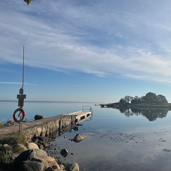 Brygga vid Östersjöns kust en solig sommardag