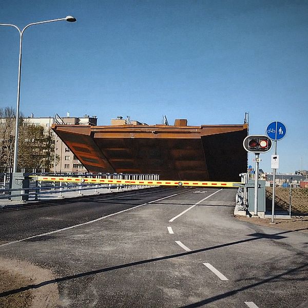 en bro som fastnat i upprätt läge med bommar och blinkande ljus