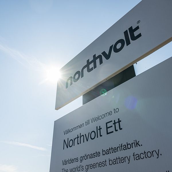 Skylt som välkomnar besökare till Northvolts fabrik ”Northvolt Ett”, med text på svenska och engelska.