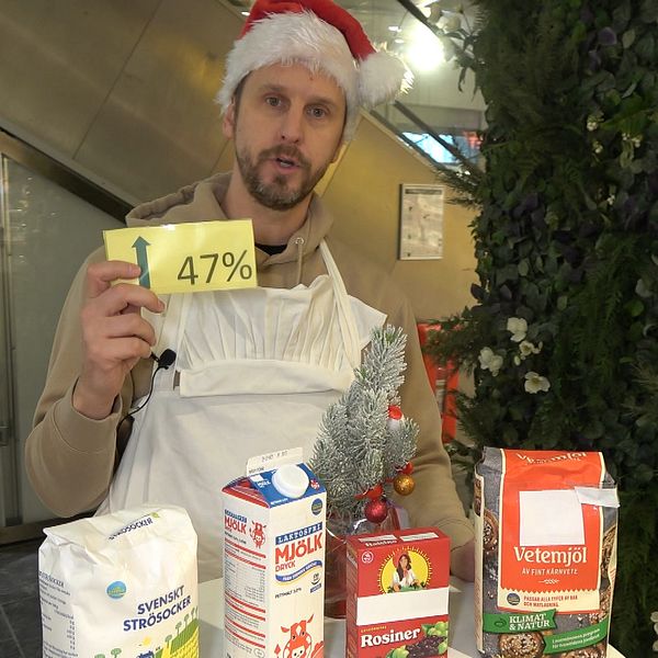 SVT reporter som står vid ett högt bord med ingredienser för att baka lussebullar