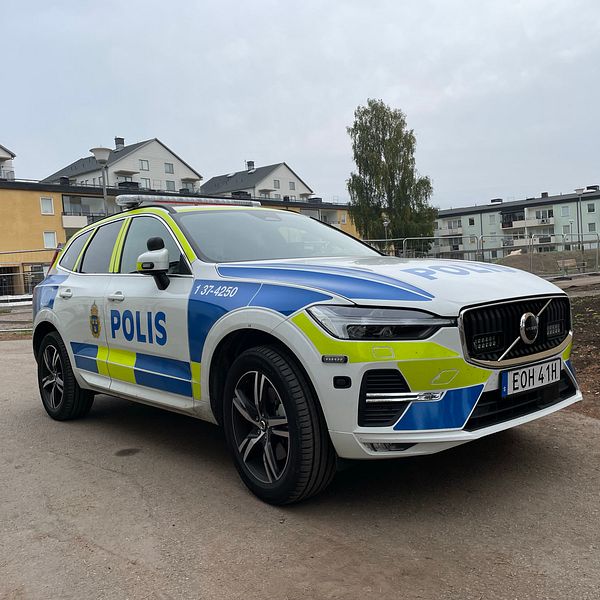 polisbil framför hus