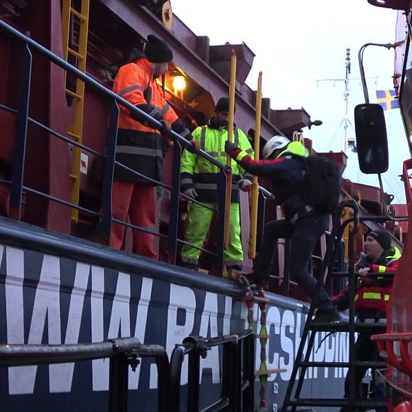 Lotsen i skyddskläder tajmar vågtopparna innan hon tar klivet över vattnet och bordar skeppet som hon ska hjälpa iland.